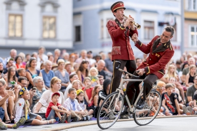 OctOpus : l’épopée d’une fanfare acrobatique et festive !